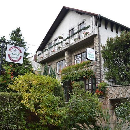 Muskatli Panzio Bed & Breakfast เยอร์ ภายนอก รูปภาพ