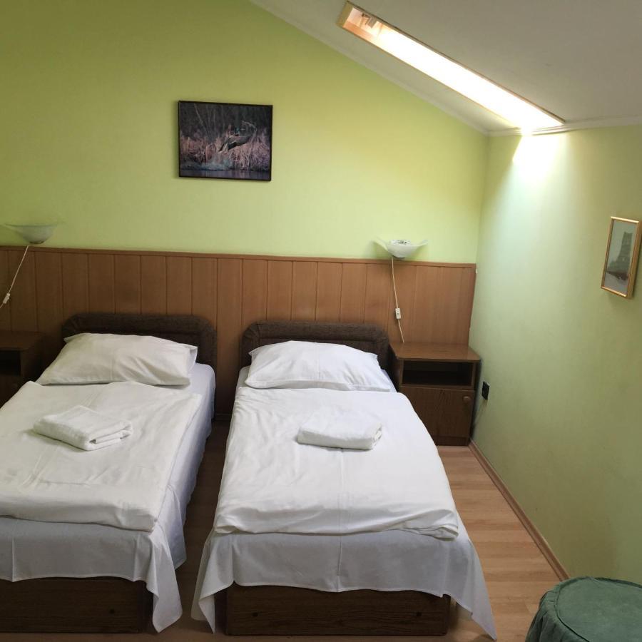Muskatli Panzio Bed & Breakfast เยอร์ ภายนอก รูปภาพ