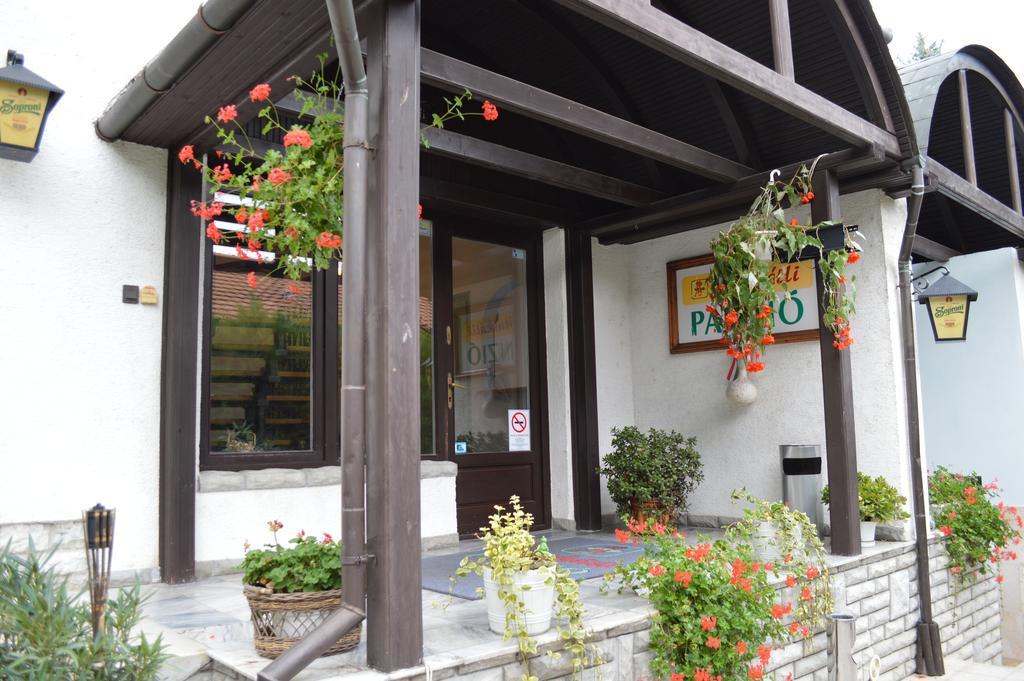 Muskatli Panzio Bed & Breakfast เยอร์ ภายนอก รูปภาพ
