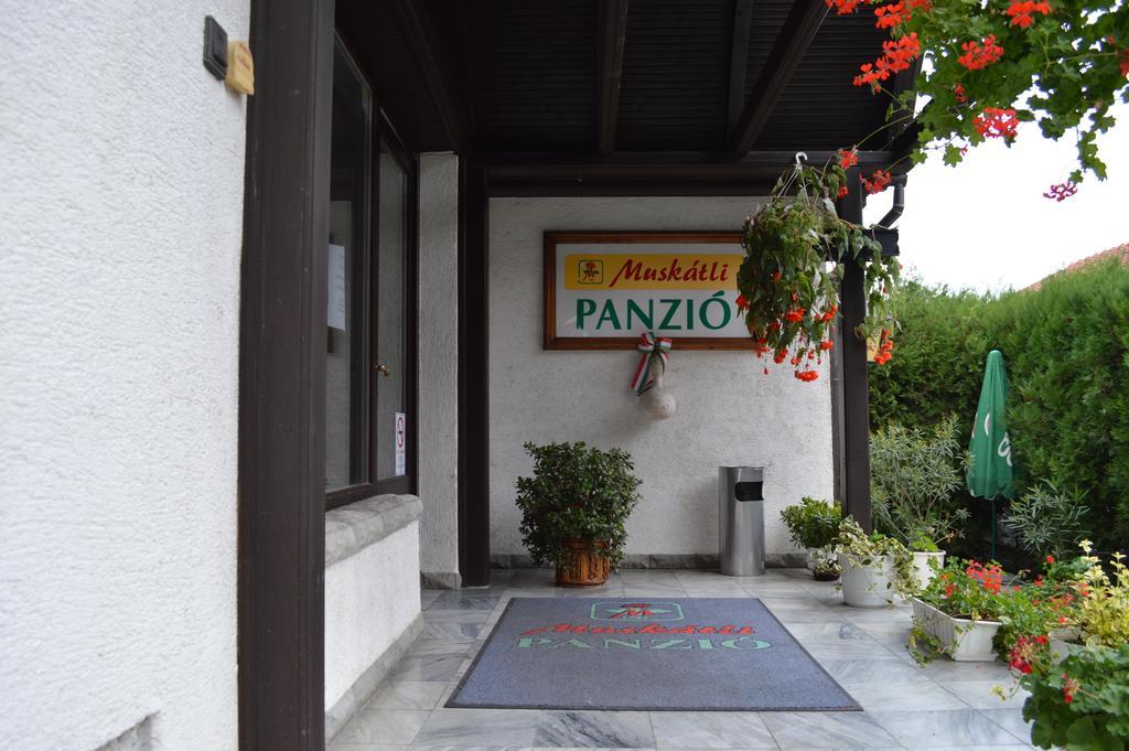 Muskatli Panzio Bed & Breakfast เยอร์ ภายนอก รูปภาพ