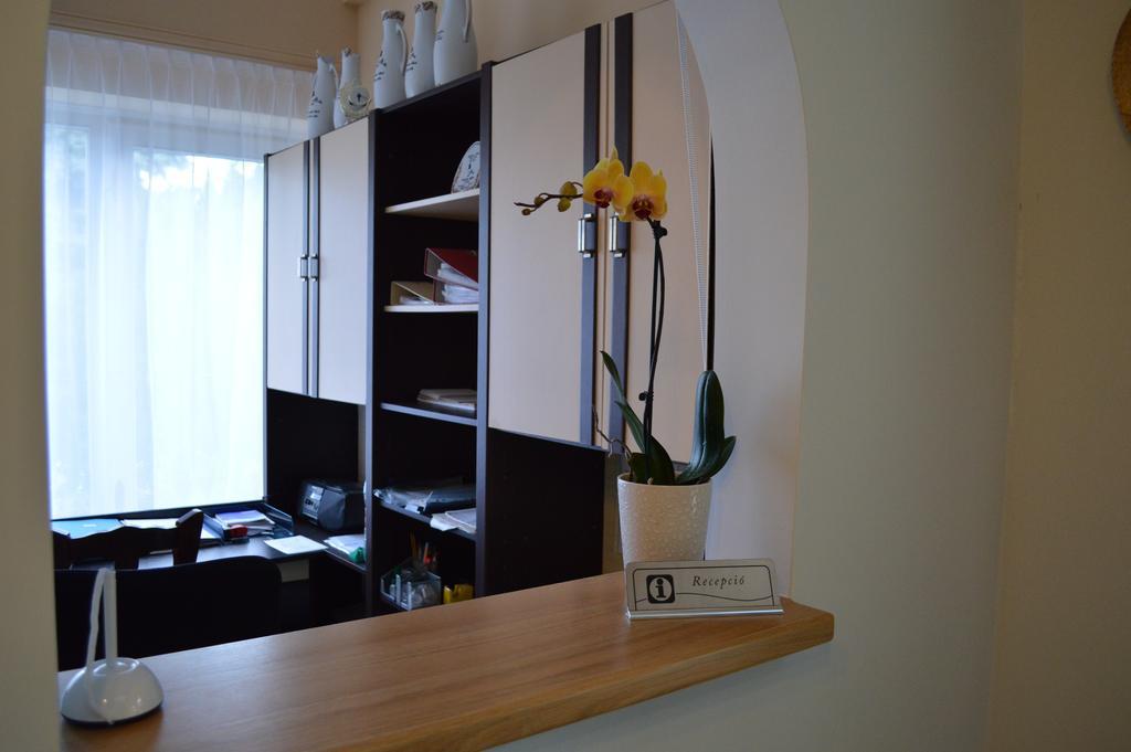Muskatli Panzio Bed & Breakfast เยอร์ ภายนอก รูปภาพ