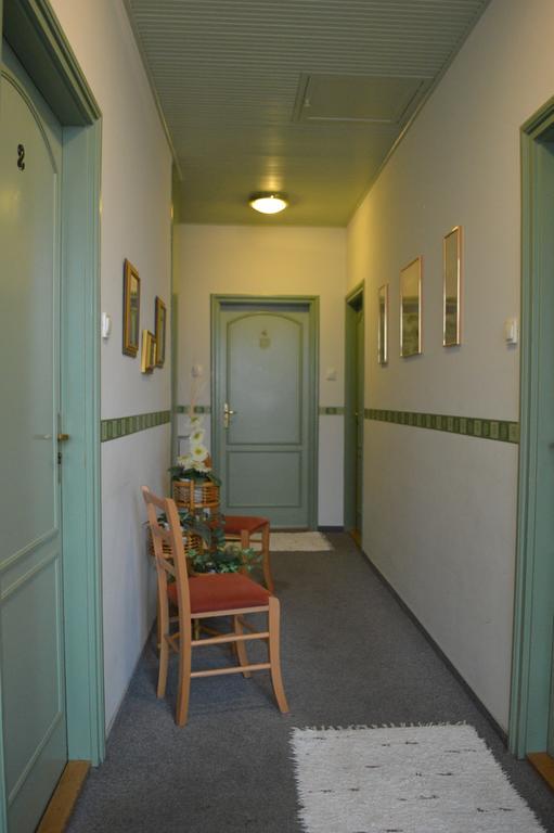 Muskatli Panzio Bed & Breakfast เยอร์ ภายนอก รูปภาพ