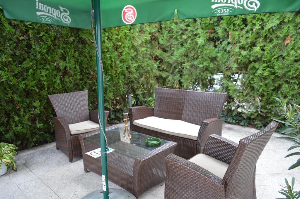 Muskatli Panzio Bed & Breakfast เยอร์ ภายนอก รูปภาพ