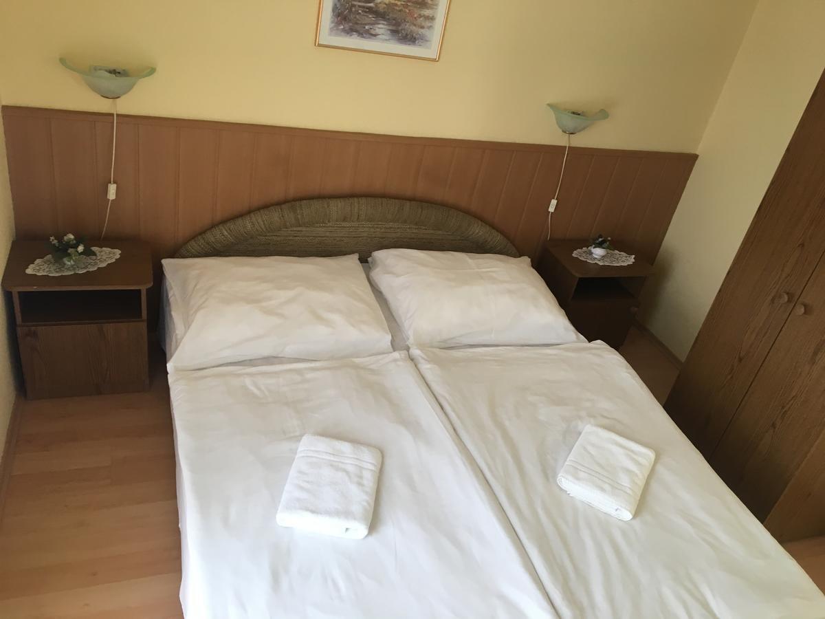 Muskatli Panzio Bed & Breakfast เยอร์ ภายนอก รูปภาพ