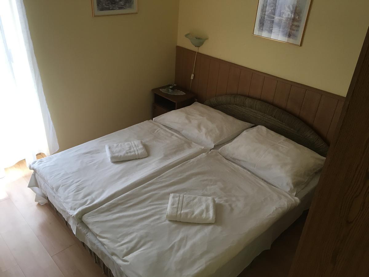 Muskatli Panzio Bed & Breakfast เยอร์ ภายนอก รูปภาพ