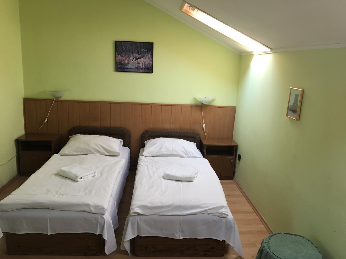 Muskatli Panzio Bed & Breakfast เยอร์ ภายนอก รูปภาพ