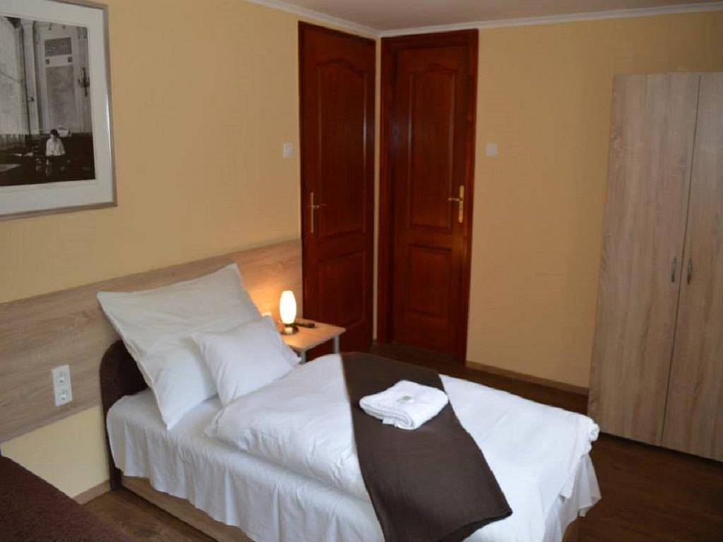 Muskatli Panzio Bed & Breakfast เยอร์ ภายนอก รูปภาพ