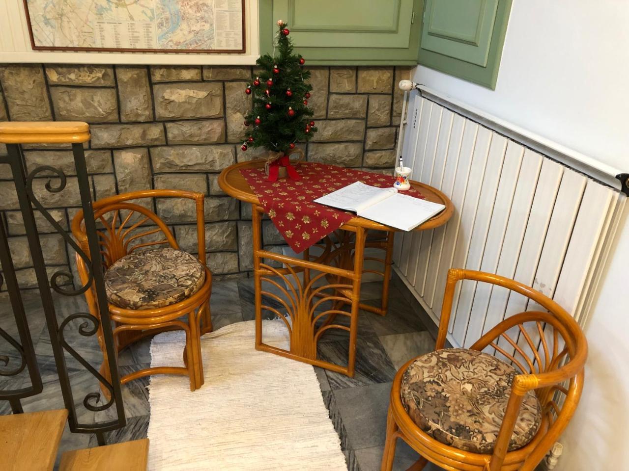 Muskatli Panzio Bed & Breakfast เยอร์ ภายนอก รูปภาพ